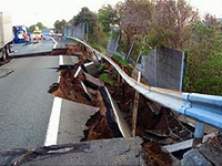 九州自動車道、路面陥没や段差など多数発生…熊本地震 画像