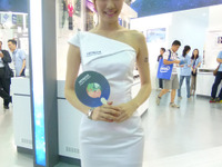 【COMPUTEX 11】美女写真蔵…男子濃度が高い中で 画像