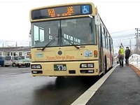 横浜ゴム、バリアフリー縁石の実証実験に協力…バス停乗降時の隙間をなくす 画像