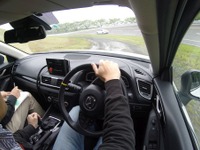 マツダの新技術「G-VECTORING CONTROL」をダート路で試す［動画］ 画像