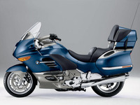 砂浜に打ち上げられたBMWのバイク 画像