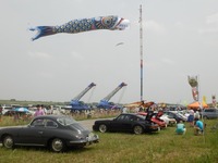 巨大鯉のぼりの下でクルマ談義に花…KAZOクラシックカーフェスタ2016 画像