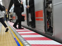 東京メトロ、九段下駅ホームを赤白塗装…ベビーカー事故受け 画像