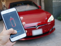 テスラ モデルS の新機能、“スマホで自動駐車”を試してみた 画像