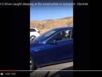 自動運転車でドライバーが居眠り、決定的瞬間［動画］ 画像