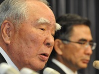 スズキ燃費データ問題…鈴木修会長、報告書を握りしめて詫びる 画像