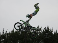 【レッドブル・エアレース 第3戦】バイクが空を飛び、缶が飛行機にトランスフォーム！ 画像