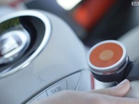 運転中にメール返信も? スマホを遠隔操作できるデバイス「O6」 画像