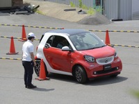 【メルセデス ドライビングアカデミー】超小回り「スマート」、女性の方が運転上手!? 画像