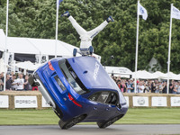 【グッドウッド16】ジャガー F-PACE、アクロバティックに片輪走行 画像