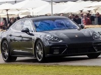 【グッドウッド16】ポルシェ パナメーラ 次期型、ほぼ擬装なしでヒルクライム 画像