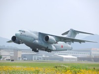 川崎重工、C-2 輸送機の量産初号機を航空自衛隊に納入 画像