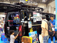 【東京キャンピングカーショー16】釣りキチ大興奮のハイエース、ワンちゃん大ヨロコビの後席アイテム 画像