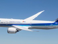 ファンボロー航空ショーで「富士山」と「桜」をまとったANA仕様 787-9 がデモ飛行 画像