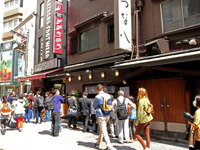 日本観光の外国人が足をはこぶ新宿の天ぷら店、行列の理由 画像