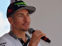 【鈴鹿8耐】ニッキー・ヘイデン、日本のファンらと自らのバースデーを祝う 画像