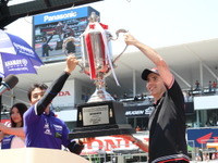 【鈴鹿8耐】まもなく決勝スタート、ヤマハファクトリーが優勝トロフィーを返還 画像