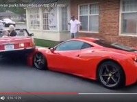 メルセデス、縦列駐車に失敗…フェラーリに乗り上げる［動画］ 画像