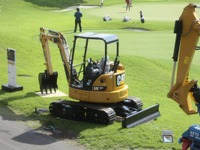 ゴルフトーナメント会場に大量の重機・建機　その1…キャタピラー CAT Ladies 画像