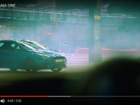 世界一のドローン使い、フォード車と対決［動画］ 画像