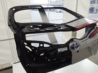 【トヨタ プリウスPHV 新型】大型部品のバックドアに炭素繊維強化樹脂を採用 画像