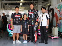 SUPER GT 初音ミク陣営で小学5年生がマネージャー職を体験…松本唯依さん「歩く距離の長さに驚き」 画像