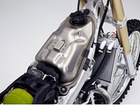 ホンダ CRF450R、チタン薄板を燃料タンクに採用---世界初 画像