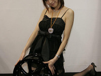 【東京オートサロン07】コンパニオン写真蔵…その117、おっと出てきたRAYS AX 画像