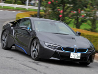 【BMW i8 試乗】絶世の美女は意外にも気さくであった…鈴木ケンイチ 画像