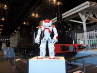 鉄道博物館、人型ロボット「NAO」が来場者を案内---4カ国語に対応 画像