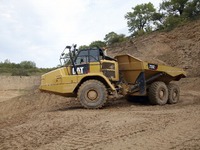 キャタピラー、オフロード法2014年基準クリアのアーティキュレートトラックを発売 画像