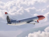生誕100周年の英国人作家、ノルウェジアン機に描かれる 画像