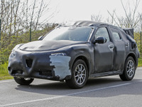 発表前なのに…アルファロメオの新型SUV、会社案内ビデオに写っちゃった 画像