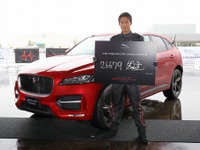 錦織圭、ジャガー「スマートコーン・チャレンジ」に日本人初挑戦…正確なドラテクで暫定1位 画像