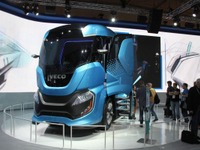 【ハノーバーモーターショー 16】謎のガンダム風トラック…IVECO 画像
