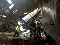 【新聞ウォッチ】NY近郊の終着駅で通勤列車が暴走---1人死亡、日本人含む100人超が負傷 画像