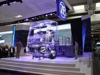 【ハノーバーモーターショー 16】強化アクリルのスケルトントラクター登場…ZF 画像