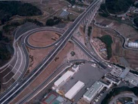 事故処理に気がつくのが遅れて…。トラックに突っ込まれた警官が殉職 画像