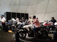 【東京モーターフェス16】実車試乗よりも人気!? VRでクルマ・バイク・バスに“乗る” 画像