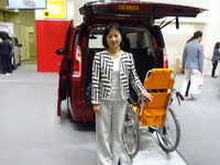 【福祉機器展16】日産 星野専務「20年のノウハウを投入」…セレナ の車椅子仕様車を初公開 画像