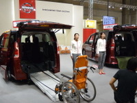 【福祉機器展16】日産 セレナ スロープ式車いす仕様…発想の転換で快適に 画像
