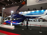 【国際航空宇宙展16】屋内に実機がドーン！ 最新国産ヘリを間近に 画像