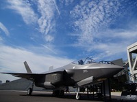 【国際航空宇宙展16】ステルス戦闘機 F-35A の実物大モックアップ展示、操縦席にも座れる 画像