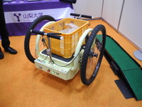 【ロボットウィーク16】山梨大学、坂道でも荷台が傾かない二輪運搬ビークルを披露 画像
