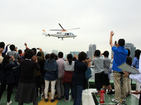朝日新聞社「航空部」90年、築地本社上空をヘリが記念旋回 画像