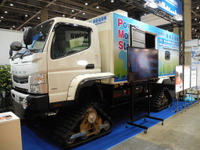 【危機管理産業展16】神鋼の子会社、クローラ型移動電源車を展示…まず第1号のユーザーを 画像
