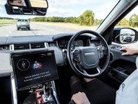 ジャガー・ランドローバーの最新自動運転車、先進のコネクテッド技術搭載 画像