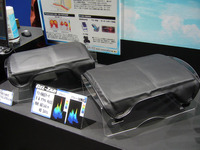 【東京モーターサイクルショー07】これ1枚ですごく便利なんです! 画像