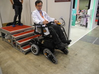 【HOSPEX 16】香港の企業、階段を昇降できる電動車いすを開発…欧州で話題に 画像