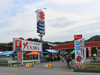 マグロ解体ショー、さんまのプレゼント…など大盤振る舞い！ ユサワ自動車「恩返し祭2016」 画像